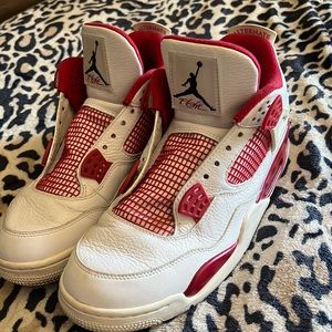 Retro Jordan 4’s alternate 89’s